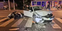 Incidente a Riccione, coppia in scooter travolta da auto. Sono gravi