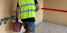 I volontari tinteggiano undici aule scolastiche