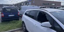 Vandali alla Darsena. Rotti i vetri di undici auto in attesa di riparazione: "Lavorerò a mie spese"