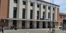 Violenza in piazzale Marconi. Due uomini presi a coltellate. L’aggressore riesce a fuggire
