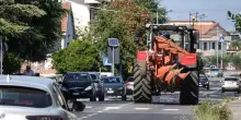 I residenti di via Ugo Bassi vincono la battaglia: "Strada vietata ai trattori"