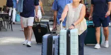 Affitti brevi, caos per la Manovra. Scoppia la polemica sugli aumenti: "Colpiti turismo e ceto medio"