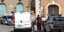 Via della Loggia caos. Imbuto a senso unico tra disagi e proteste. I cartelli sono un rebus