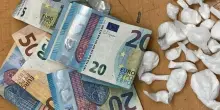 Fugge in scooter all’alt della polizia. Trovato con la cocaina: in manette