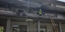 Casa in fiamme a Castello d’Argile, intossicato anche il sindaco / Video