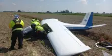 Ultraleggero si schianta in un campo, pilota e passeggero gravissimi