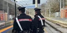 Tragedia sfiorata sui binari. Carabiniere salva 26enne dopo l’allarme del fidanzato