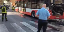 Ennesimo bus a fuoco. L’autista se ne accorge e fa scendere tutti subito, salvando venti passeggeri