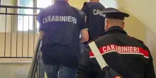 Maltratta il padre ultraottantenne: "Chiede denaro per alcol e droga"