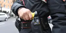 Aggredisce i carabinieri. Arrestato grazie al taser. Ma viene subito liberato. L’ira del Sim: "Inaccettabile"