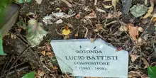 Tu chiamali ignoranti. La vedova di Battisti:: "I vandali contro la targa?. Non sanno chi era Lucio"