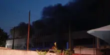 Pauroso incendio, ma l’Arpam assicura: "I picchi inquinanti sono rientrati nei limiti"