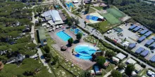 Il bimbo morto nel camping: "Nessun rischio per i turisti". La procura: "Niente inchiesta"