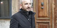 Violenze e abusi sulla moglie. Informatico sotto accusa