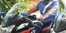 Paura a Marina Centro. Minore armato di machete rapina due turisti in strada
