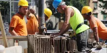 Nei cantieri a 40 gradi: "È una roulette russa, vite a rischio su un tetto"