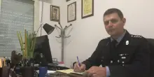 Non si fermano all’alt, speronano l’auto della polizia