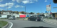 Niente più sosta breve al mercato, e si scatena parcheggio selvaggio in rotatoria