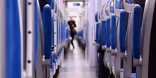 Senza biglietto e ubriaco in treno minaccia di morte i poliziotti: denunciato