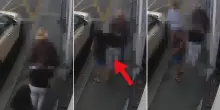 Inseguono anziano e lo derubano indisturbate: 2 donne incastrate dalle telecamere / Video