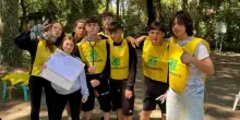 Raccolta rifiuti in spiaggia. Gli studenti con Legambiente