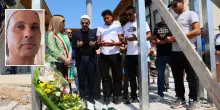 Morto sul lavoro sotto al caldo a Bologna, fiori e lacrime per l’imprenditore edile / Video