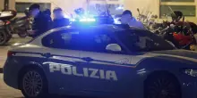Dà in escandescenze e aggredisce due poliziotti davanti a un locale: arrestato