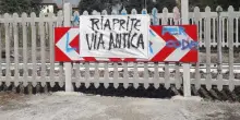 La protesta dei cittadini: "Via Antica resta chiusa. Promesse non rispettate"