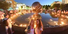 Mille fiammelle turistiche. Candele sotto le stelle scrivono “Visit Pesaro“