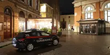 Sangue in centro storico. Lite fra quattro persone, uomo accoltellato