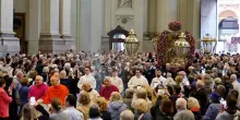 La processione. Madonna di San Luca, migliaia di fedeli per la discesa dal colle