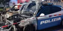 Polizia, auto incendiate. Blitz contro gli anarchici: scattano 15 perquisizioni