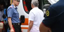 Si ribalta con il trattorino mentre taglia l’erba: morto