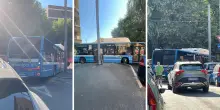 Bus resta incastrato mentre fa manovra: traffico in tilt in via Corticella per i cantieri del tram