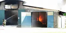 Fiamme e paura in via Palmirano. Scoppia un incendio nel capannone. In cenere rotoballe e mezzi agricoli