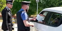Provoca un incidente e fugge. Identificato e denunciato