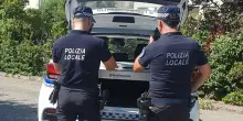 Preso il camionista ’pirata’. Esplode una delle gomme. Danni a un’auto, poi fugge