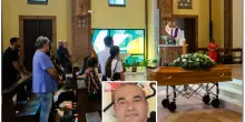 Strazio ai funerali di Alessandro, morto punto da un calabrone: “Ma il nostro amore non finirà qui”