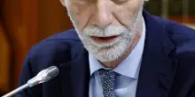 Pro-Pal contro Massari, il caso. L’abbraccio di Delrio al sindaco: "Corretto ricordare gli ostaggi"