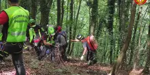 Biker scivola nella scarpata per 40 metri, tre ore per recuperarlo