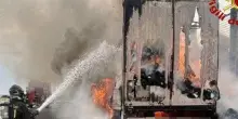 Semirimorchio in fiamme sull’autostrada. Va in fumo un intero carico di pannolini