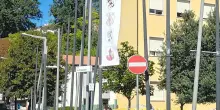 "Si denuda davanti ai nostri figli". Denunciato