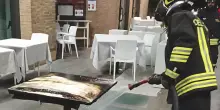 Incendio nella notte. A fuoco i tavolini di un bar di Sant’Ilario