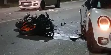 In moto contro un’auto, grave un 19enne