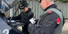 Contrari alla relazione, picchiano il fidanzato della figlia e lo rapinano usando lo spray urticante