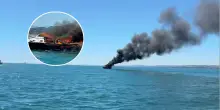 Yacht a fuoco al largo di Fano, incendio visibile dalla battigia