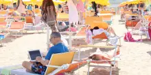 Ferragosto, quanto mi costi? Camera low cost a 50 euro al giorno. “Pensione completa, tutto esaurito”