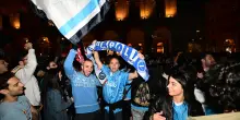 Lo scudetto del Napoli anche a Bologna: cori, bandiere e fuochi d’artificio