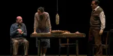 Al Teatro Duse ‘456’ di Mattia Torre, l’omaggio a Battisti, Senzaspine, Saviano e Andrea Delogu