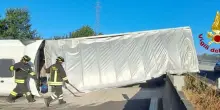 Incidente A1, si ribalta camion di sabbia: traffico in tilt